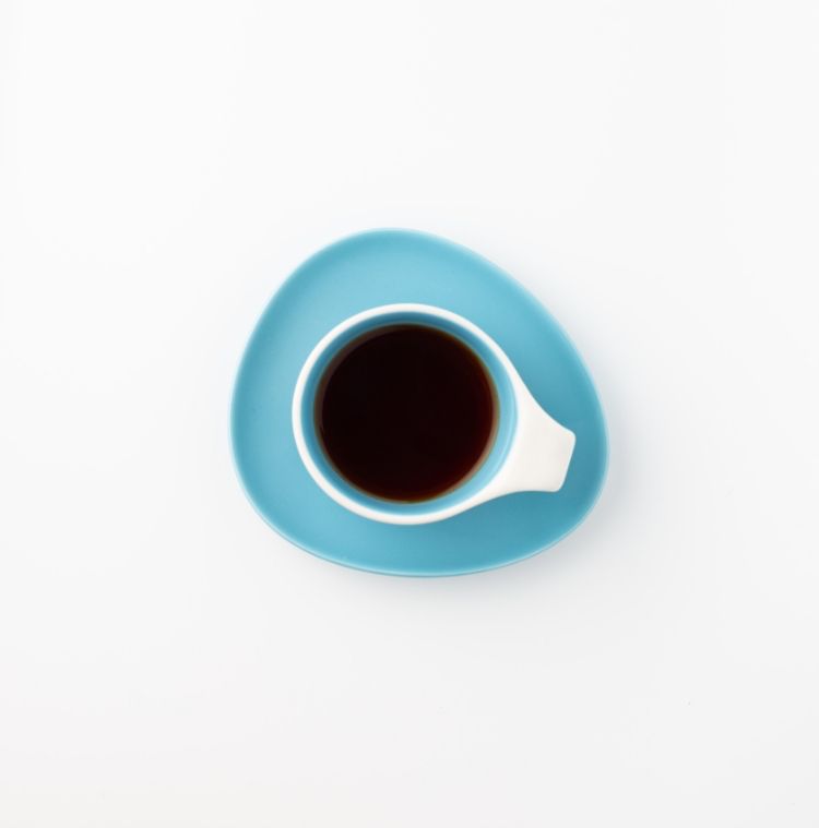 青いカップのコーヒー