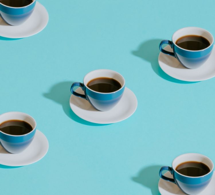 複数の青いカップのコーヒー